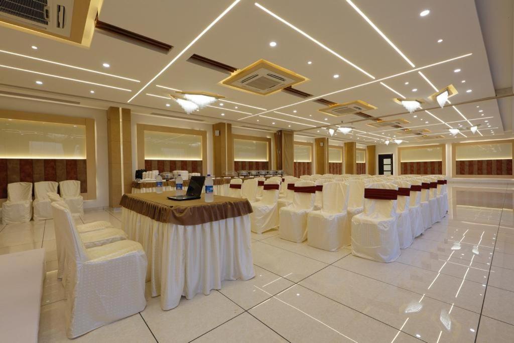 Hotel Decent Unjha Eksteriør bilde