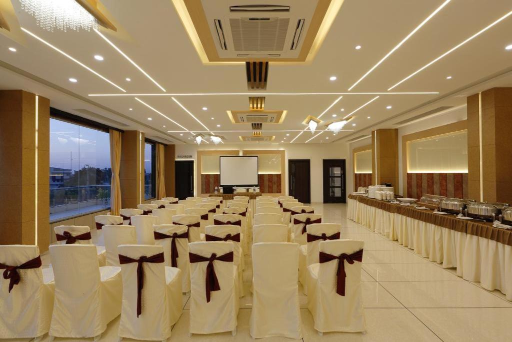 Hotel Decent Unjha Eksteriør bilde