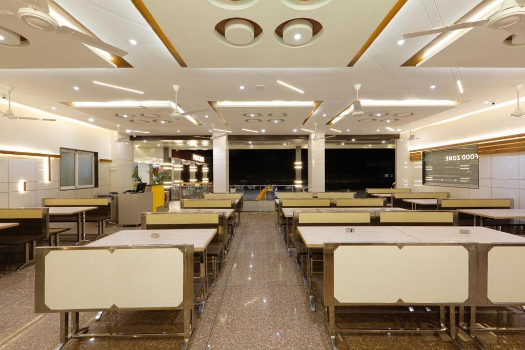 Hotel Decent Unjha Eksteriør bilde