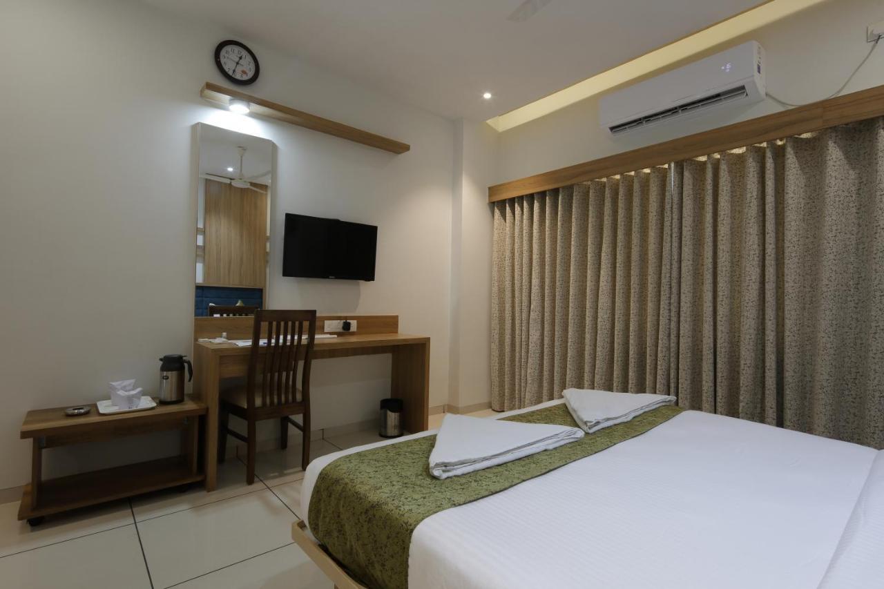 Hotel Decent Unjha Eksteriør bilde