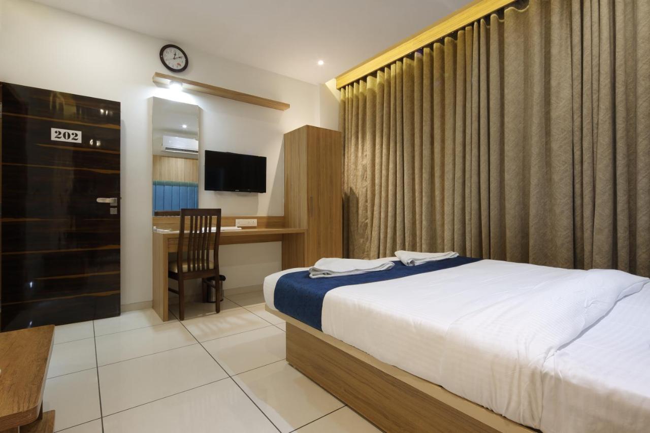 Hotel Decent Unjha Eksteriør bilde