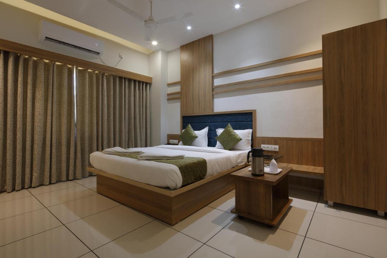 Hotel Decent Unjha Eksteriør bilde