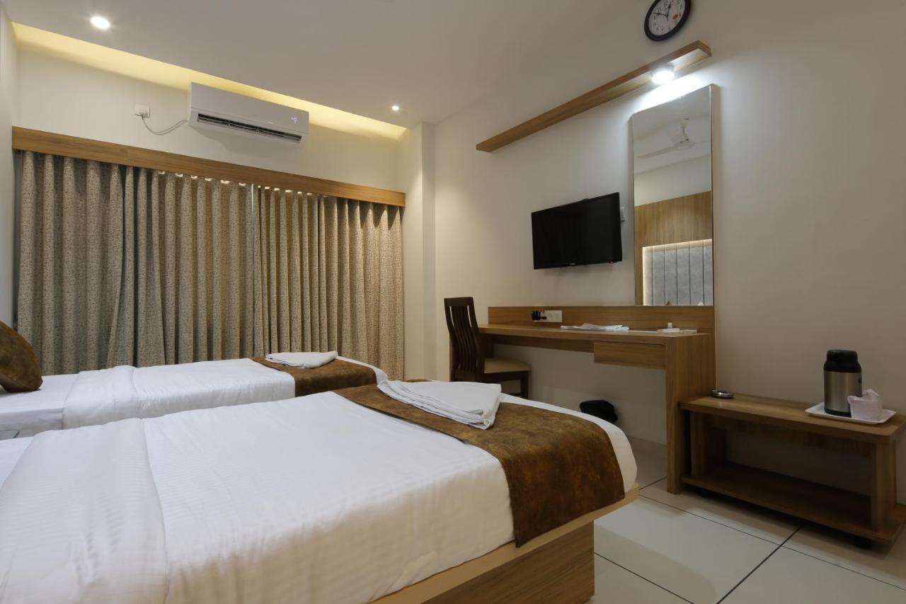 Hotel Decent Unjha Eksteriør bilde