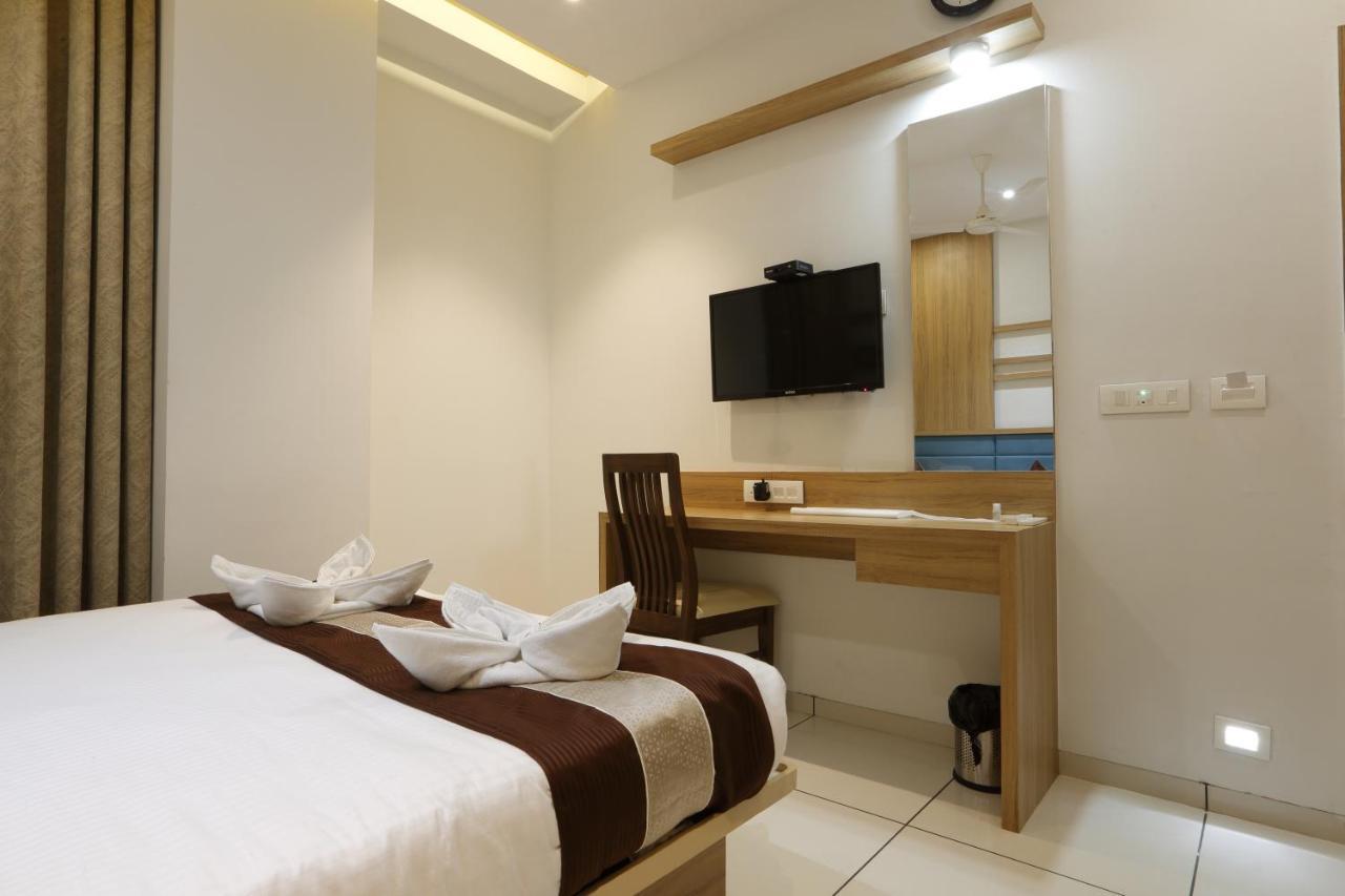 Hotel Decent Unjha Eksteriør bilde